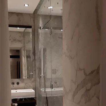 Bathroom Interior Design: Stone and tile finishes